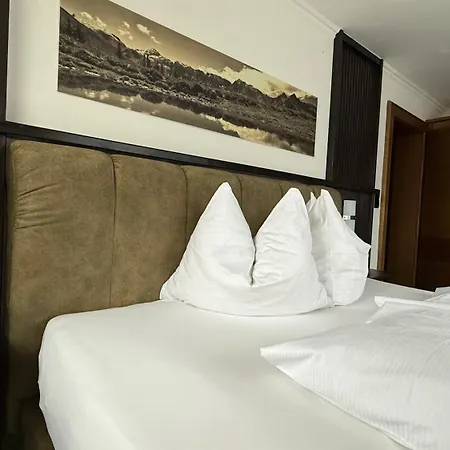 Hotel Dorfgasthof Schloesslstube 3*